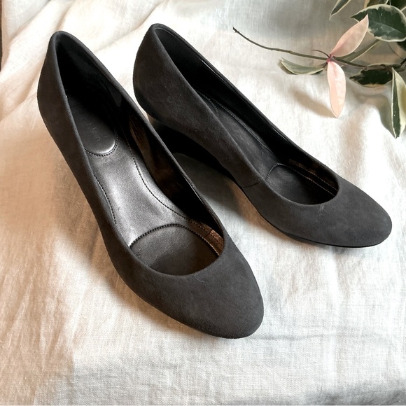 Calvin Klein “Yana” Kid Suede in Graphite- Size 7.5 - Picture 2 of 7